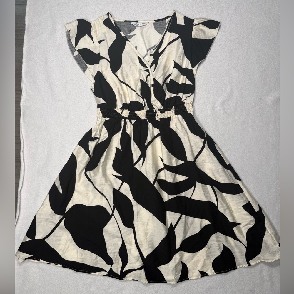Cupshe Black & White Floral Mini DressV Neck Flutter Sleeve Size M #2302 - Picture 8 of 12